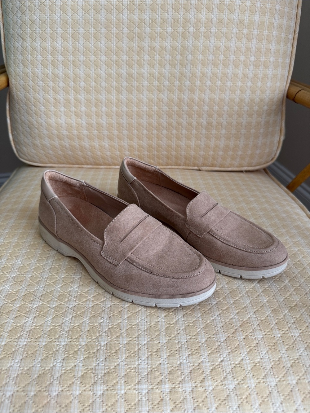 EUC Dr. Scholl's Women's Suede Loafers in Beige Taupe Size 8